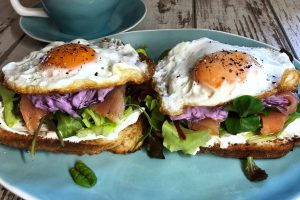 eggs-breakfast-smoked salmon-toast-meal-recipe-salad-Iceberg Salat Centar
