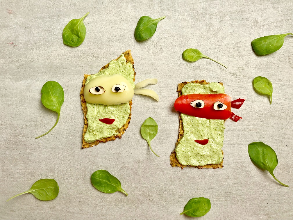 spread-walnut spread-snack-crackers-spinach-walnuts-cheese-recipe-Iceberg Salat Centar