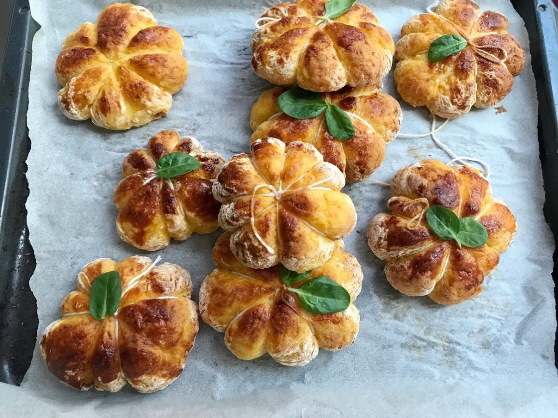 pumpkin-pumpkin buns-snack-autumn-lunch-dinner-Halloween-holiday-recipe-Iceberg Salat Centar