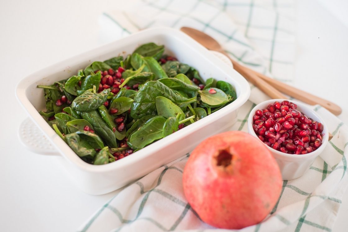 baby spinach and pomegranate salad-pomegranate salad-salad-pomegranate-baby spinach-recipe-lunch-dinner-meal-side dish-snack-brunch-healthy-vegan-raw-vegetarian-super food-recipe-Iceberg Salat Centar