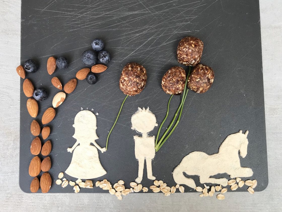 blueberry-blueberries-hazelnuts-hazelnut-vegan-raw-bites-healthy-snack-food-recipe-Iceberg Salat Centar